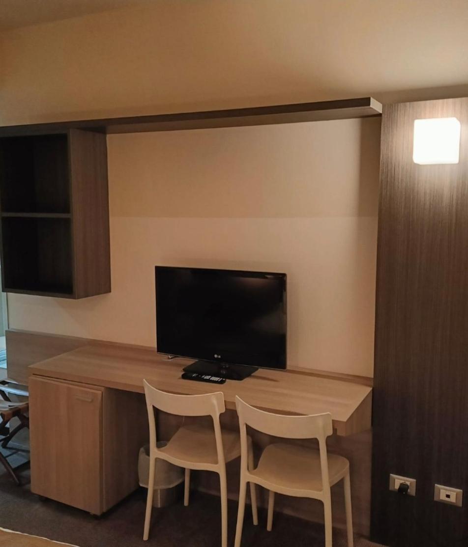 Hll Lungolago Hotel