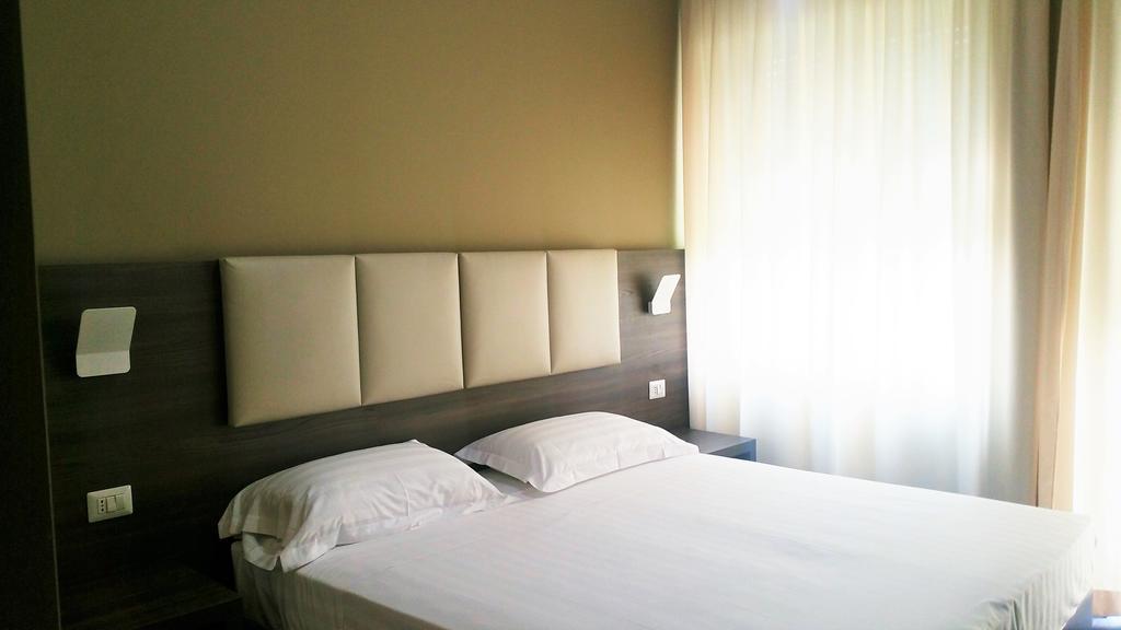 Hll Lungolago Hotel